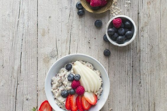 BasenBrei mit Birne und Kokosmus angerichtet mit frischen Beeren.