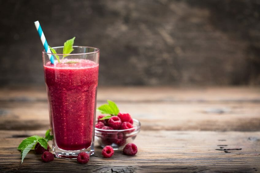 Basischer Beeren Smoothie angerichtet mit frischen Beeren.