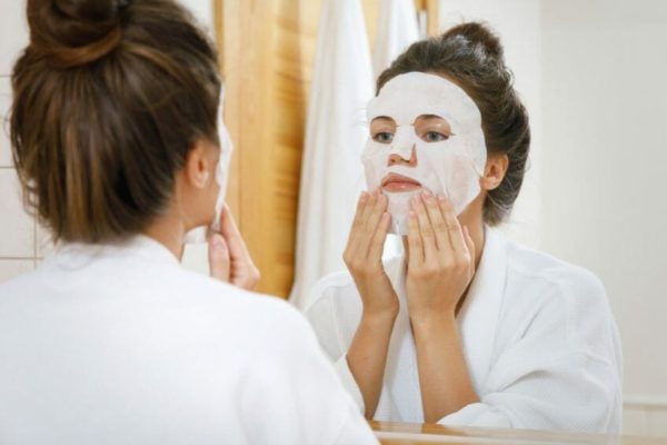 Frau trägt M. Reich BasenVliesmaske zubereitet mit M. Reich BasenSalz.