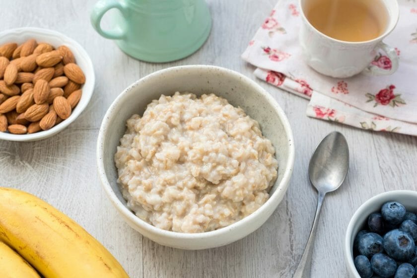 Grundrezept M. Reich BasenBrei heiß zubereitet als Brei. Dazu gibt es frisches Obst, Mandeln und eine Tasse M. Reich BasenTee mild.