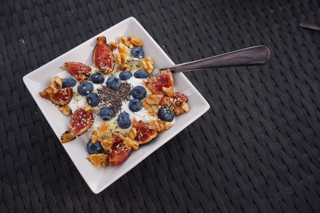 Basisches Feigen-Blaubeeren-Walnuss-Porridge