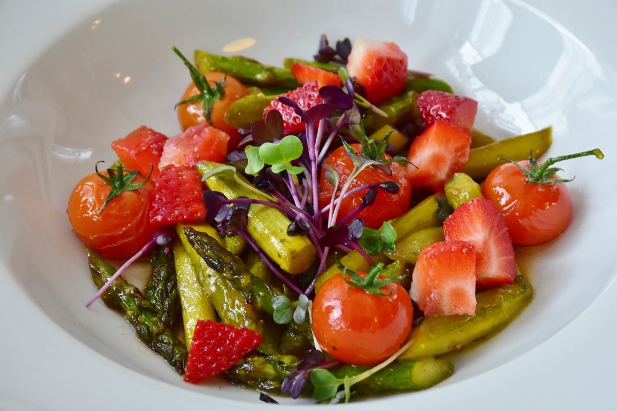 Basischer Spargel-Erdbeeren-Salat