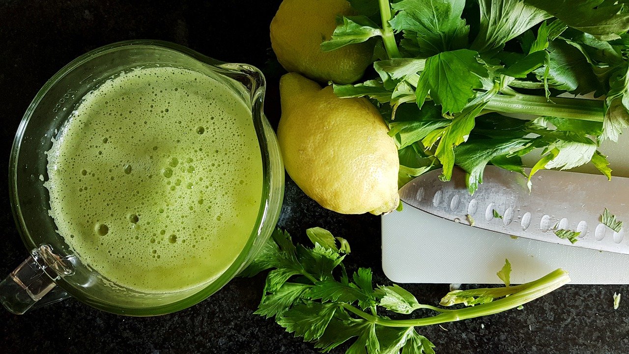 Basen-Saft mit Sellerie und Zitrone