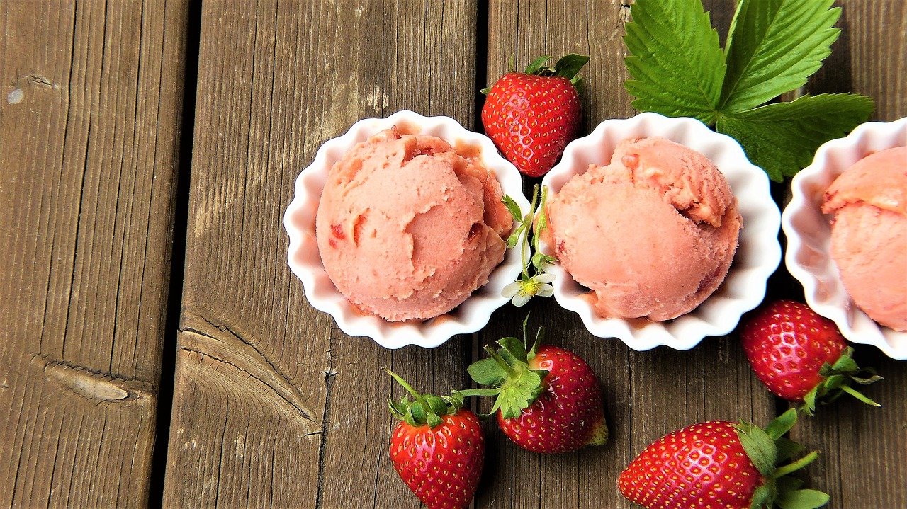 Basisches Eis aus Erdbeeren und Kokosmilch